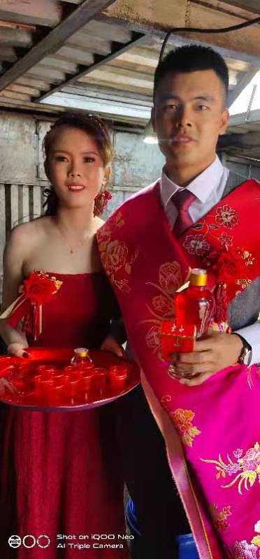 甘肃花池紫坊畔祝新郎新娘早生贵子